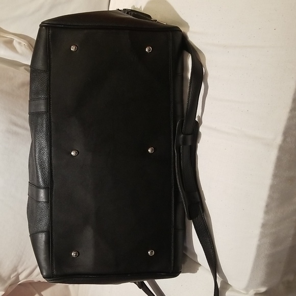 ROOTS Duffle bag really sturdy  with both handles and shoulders straps - Picture 4 of 6